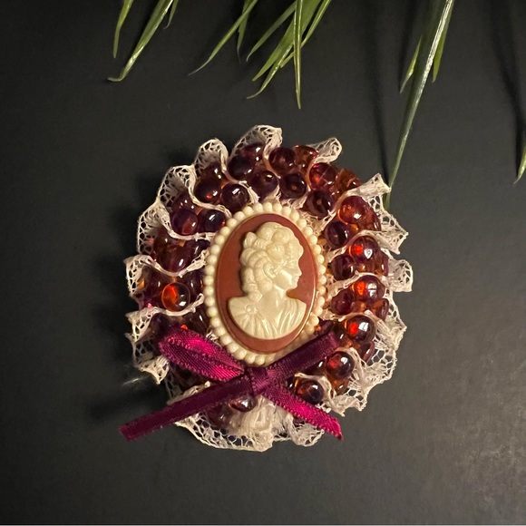 Vintage Victorian Cameo Brooch Pin - Picture 7 of 7